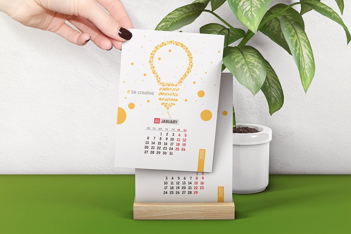 2020年木制台历日历表设计效果图样机 Desk Calendar With Wooden Stand Mockup插图(2)