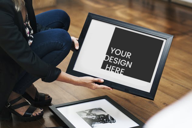 艺术作品展览手持画框样机 Woman holding an image frame Mockup插图1