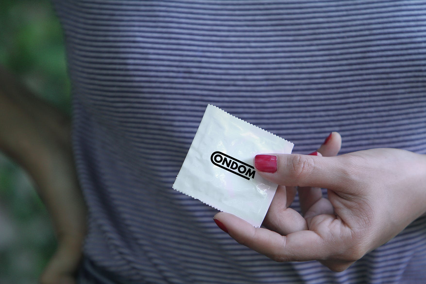 避孕套包装设计预览样机 Condom Presentation Mockup插图1