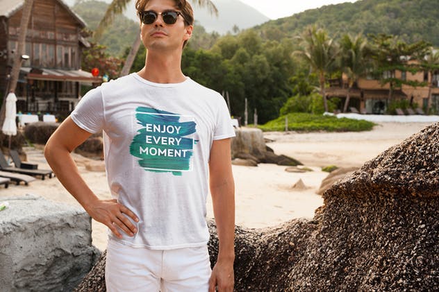 热带雨林背景男模特T恤上身效果样机 Men in Tropic T-Shirt Mock-Up插图(5)