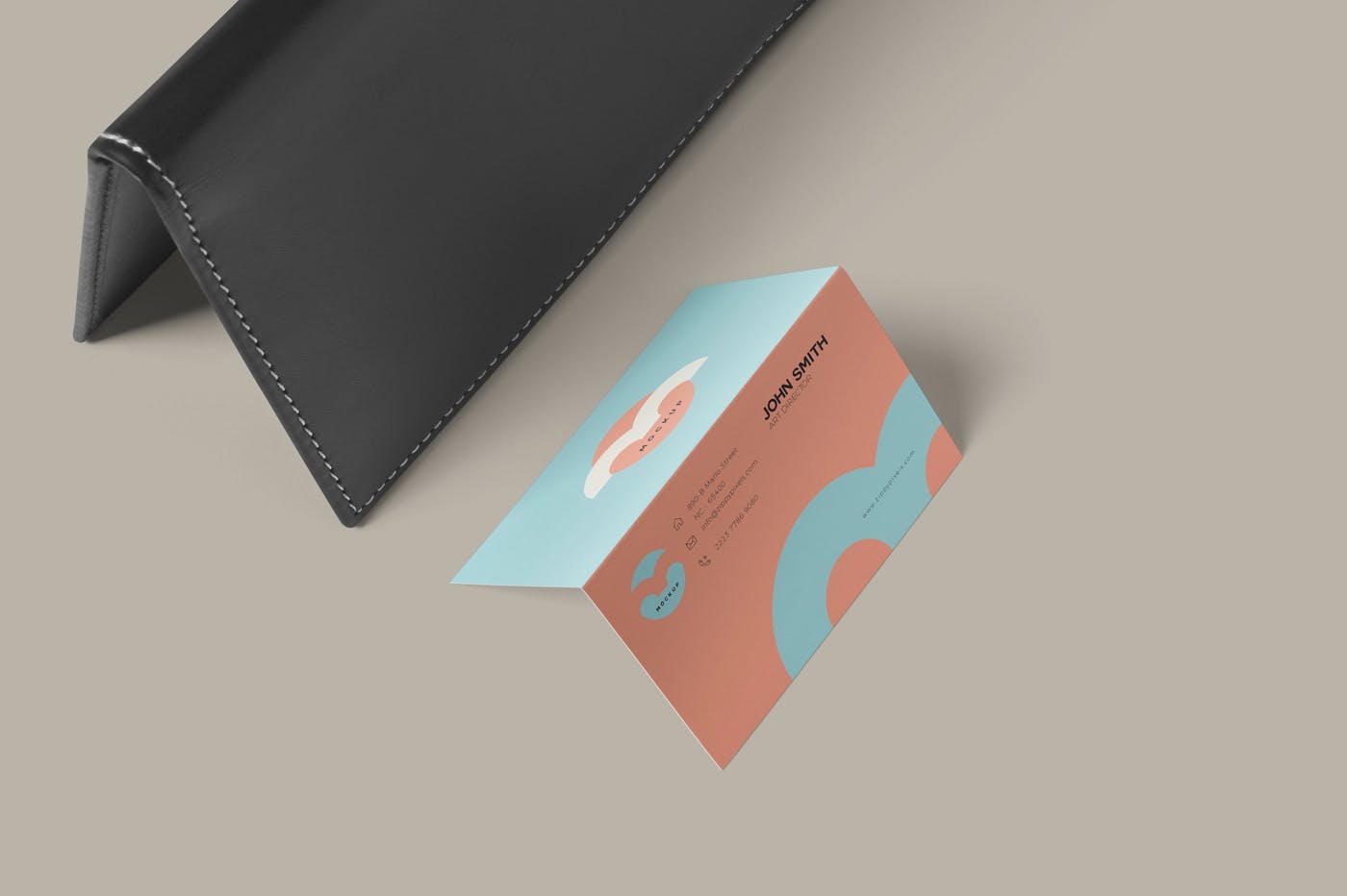 折叠式名片设计效果图样机PSD模板 Two Fold Business Card Mockups插图(3)