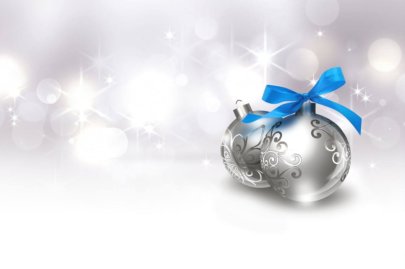 蓝色蝴蝶结圣诞球高清背景图素材 Christmas balls with blue bow插图