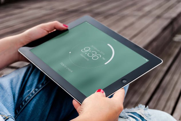 手持iPad使用场景APP应用&网站设计演示模板 Tablet Mock-up插图(8)