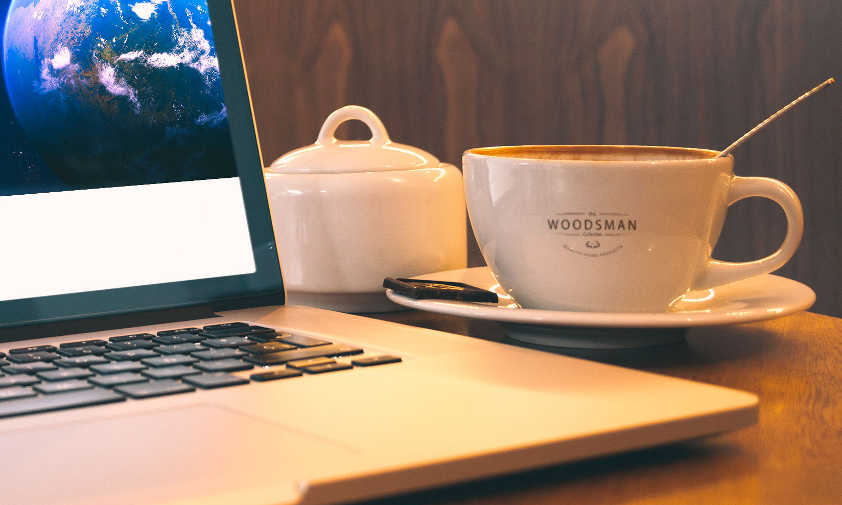 办公场景MacBook Pro笔记本电脑屏幕演示效果样机 Macbook Pro And Coffee Cup Mockup插图1