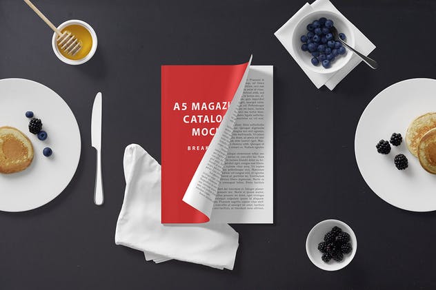 早餐场景A5杂志画册样机 A5 Magazine Catalogue Mockup – Breakfast Set插图1
