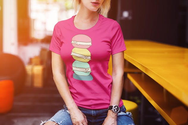 时尚模特上身效果T恤服装样机模板 T-Shirt Mock-Up Fashion Girl插图1