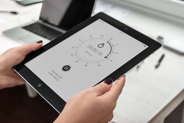 手持iPad使用场景APP应用&网站设计演示模板 Tablet Mock-up插图(14)