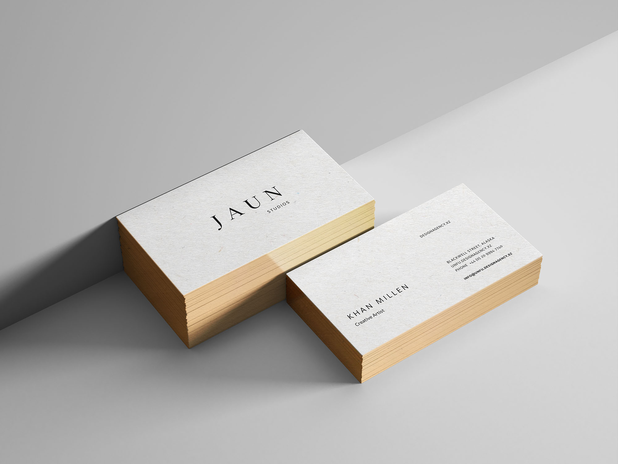 镶金边效果高端名片设计PSD样机模板 Gold Edges Business Card Mockup插图(2)