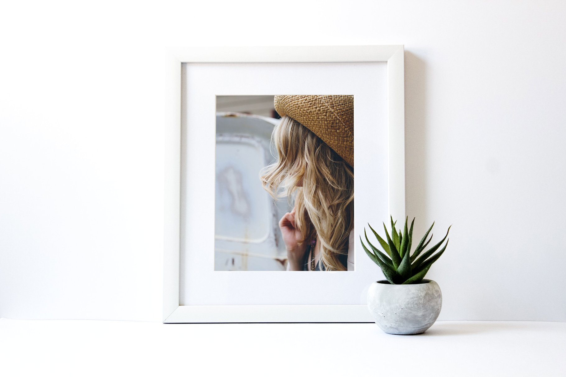 花式白框多肉值物场景样机 Styled White Frame with Succulent插图2