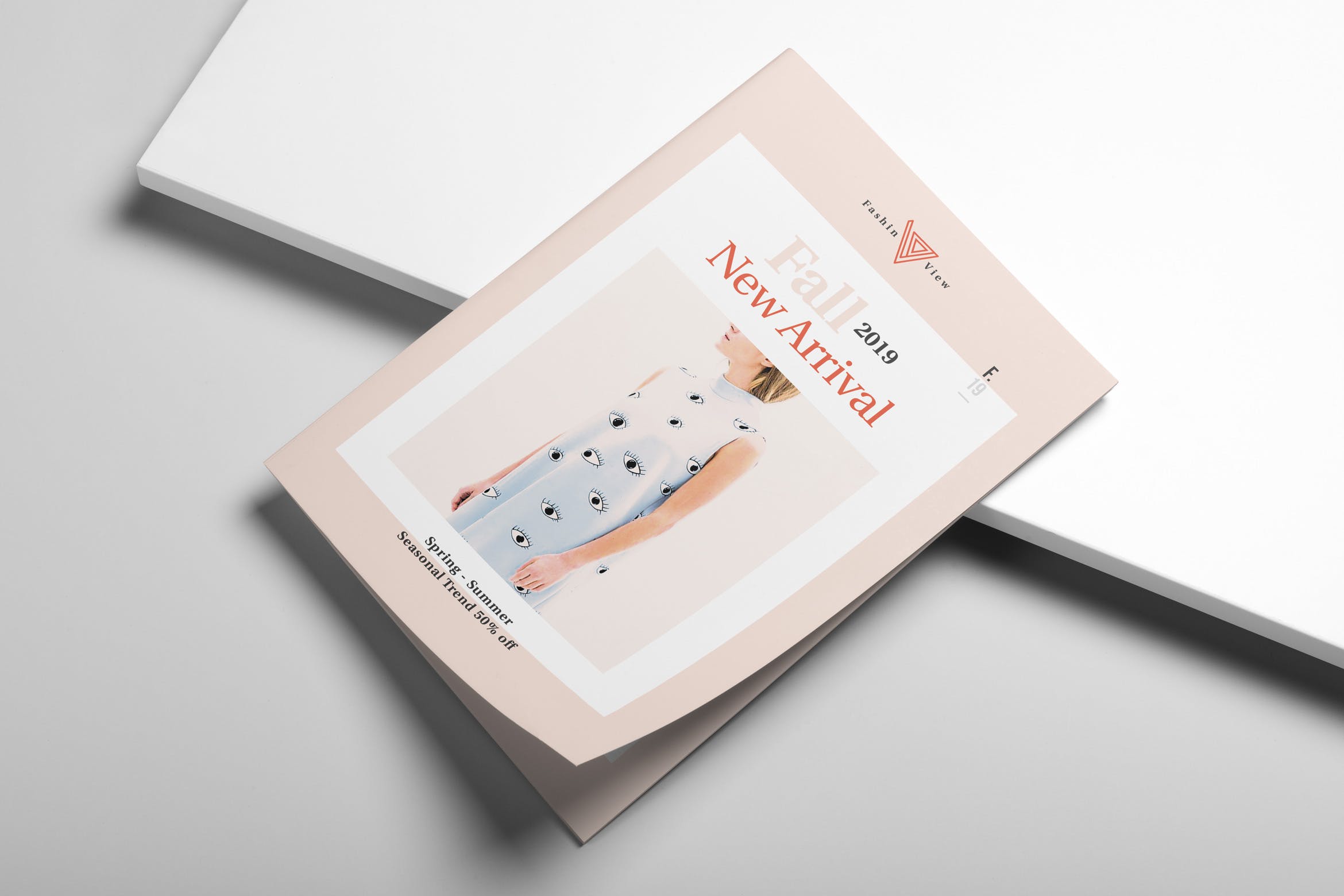 高端服装品牌新装上市画册/产品目录设计模板 Fashion Bifold Brochure插图