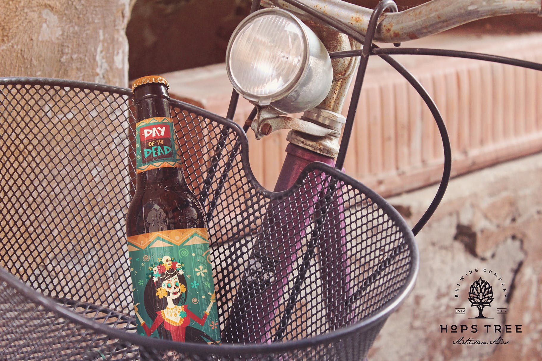 自行车篮啤酒瓶设计图蚂蚁素材精选 Bike Basket Beer Mockup插图(2)