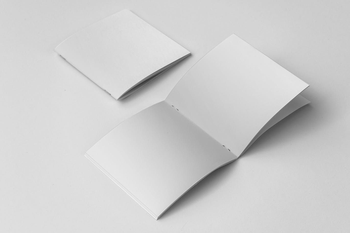 方形画册产品手册封面&内页设计效果图样机大洋岛精选 Square Brochure Cover & Open Pages Mockup插图1