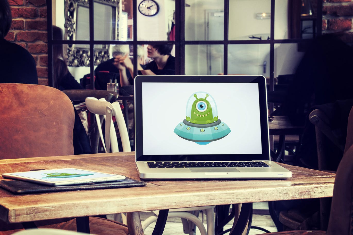 咖啡厅场景笔记本电脑&平板电脑屏幕预览第一素材精选样机v3 5 Laptop and tablet mock-ups in cafe Vol. 3插图(1)