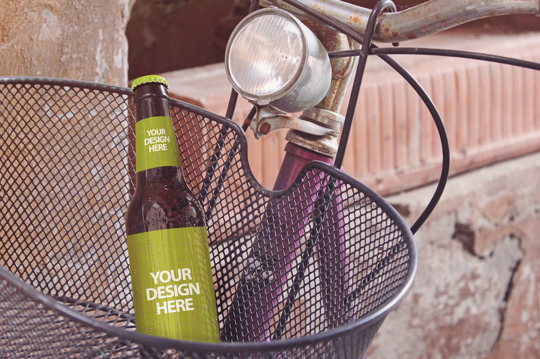 自行车篮啤酒瓶设计图第一素材精选 Bike Basket Beer Mockup插图(1)