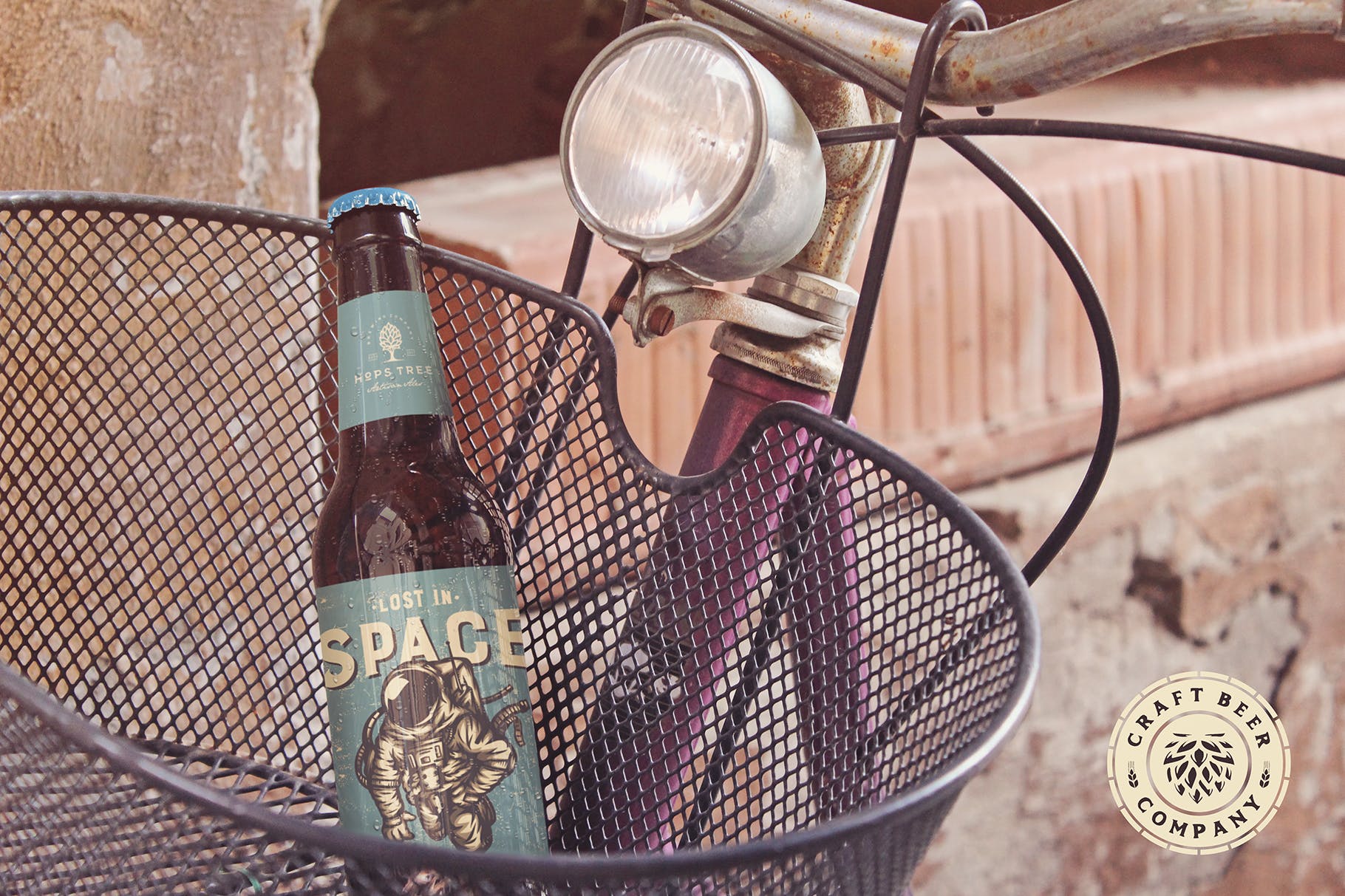 自行车篮啤酒瓶设计图蚂蚁素材精选 Bike Basket Beer Mockup插图(3)
