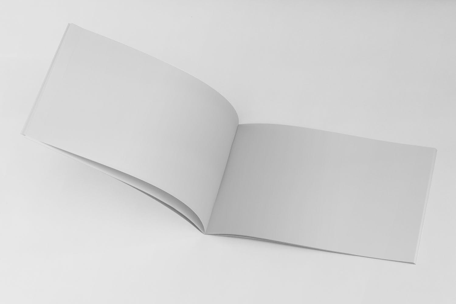 美国信纸规格宣传册内页版式设计翻页视图样机蚂蚁素材精选 US Half Letter Brochure Mockup Folded Page插图(1)