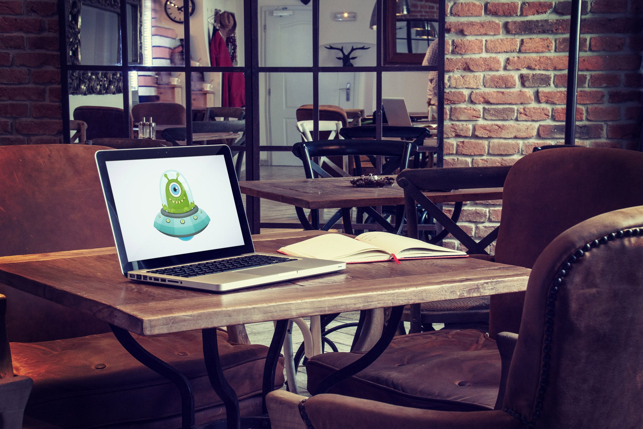 咖啡店场景MacBook&iPad屏幕预览第一素材精选样机模板v4 5 Laptop and tablet mock-ups in cafe Vol. 4插图(3)