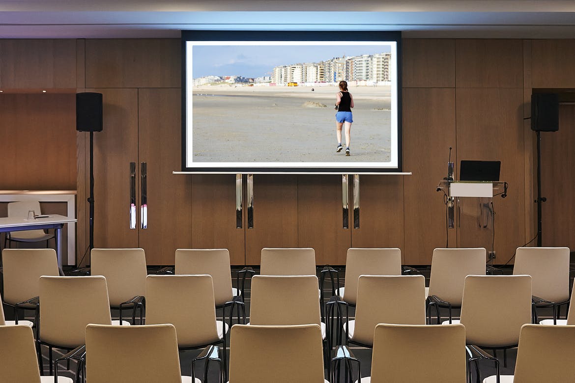 会议室电视/投影屏幕样机大洋岛精选模板v1 Conference_Room_Screen-HORIZ-Mockup插图4