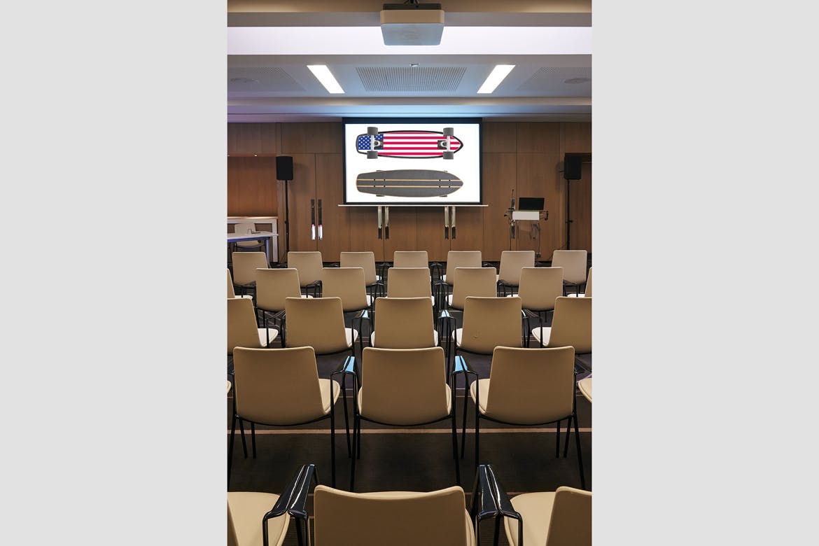 会议室电视/投影屏幕样机蚂蚁素材精选模板v2 Conference_Room_Screen-VERT-Mockup插图(1)