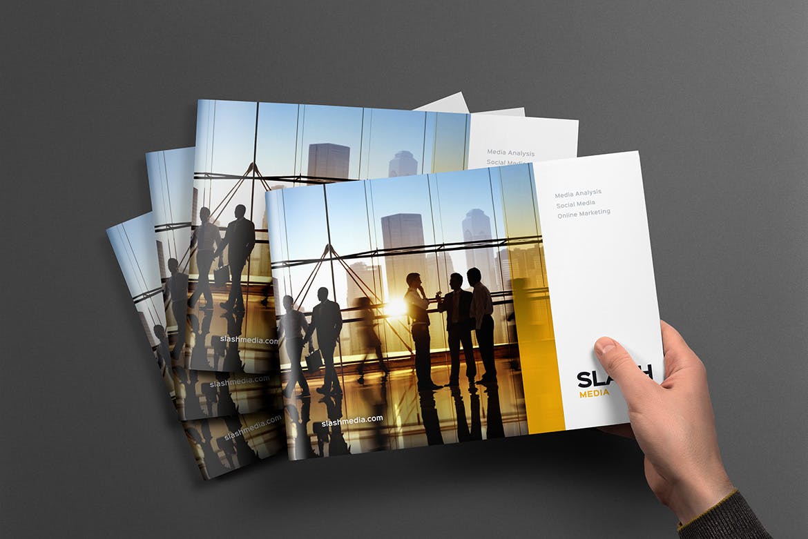 横版设计风格企业宣传册/企业画册内页版式设计样机蚂蚁素材精选 Landscape Brochure Mockup插图(7)