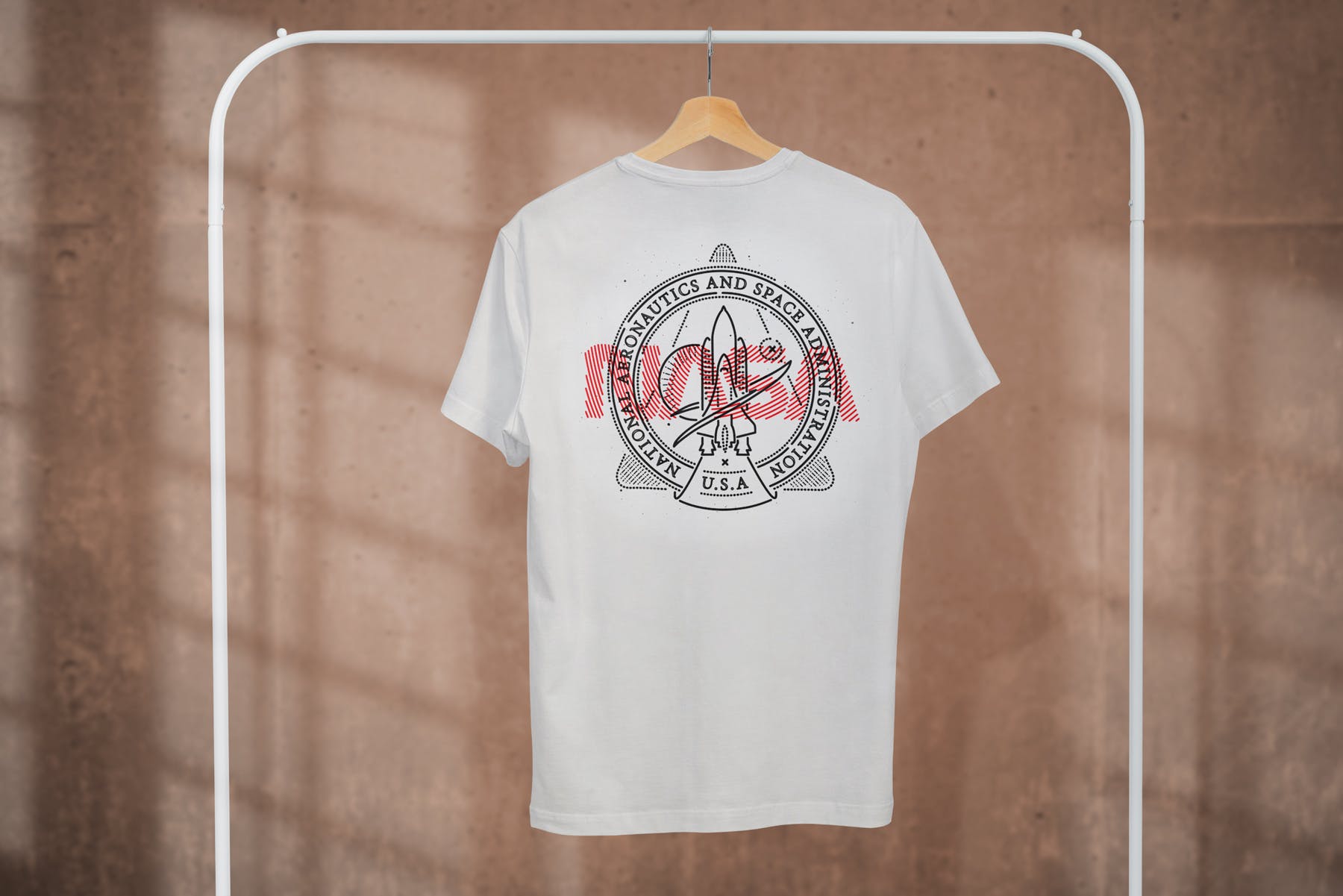简易晾衣架T恤设计效果图样机蚂蚁素材精选 T-Shirt Mock-Up on Hanger插图(5)
