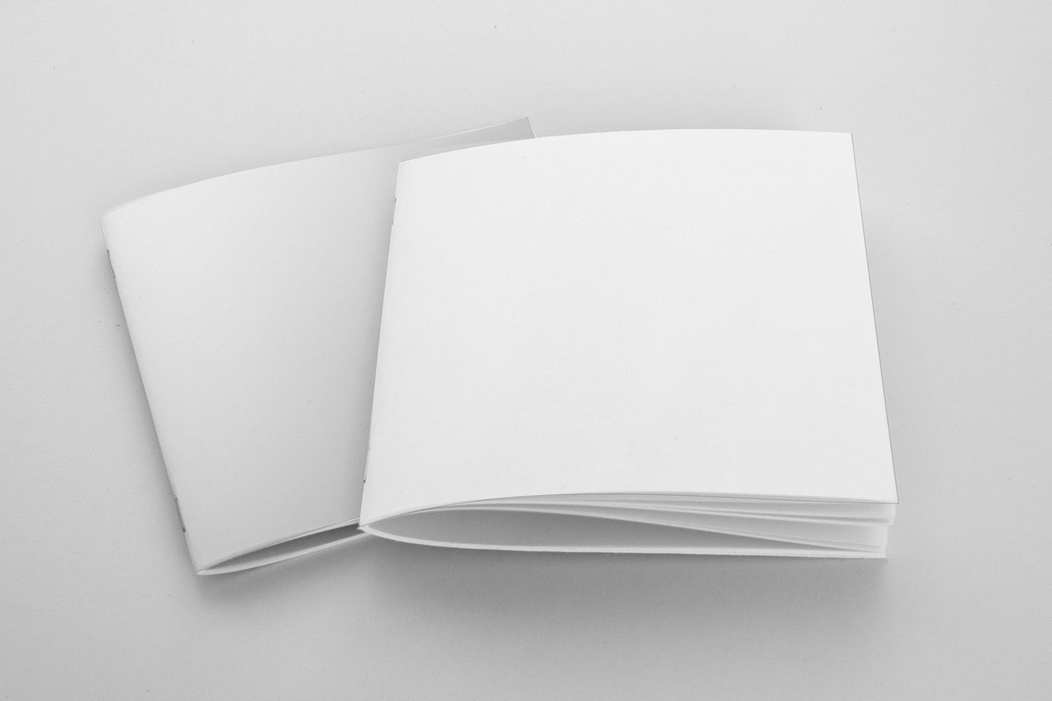 方形画册产品手册叠放效果图样机大洋岛精选 2 Square Covers Brochure Mockup插图1
