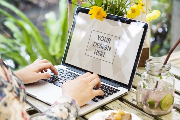 笔记本电脑场景网站设计展示样机 Woman using a laptop Mockup