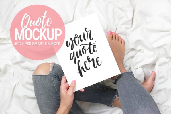 床上手持作品样机模型 Quote mockup, pink hand held on bed