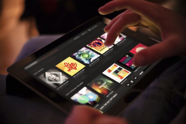 平板APP应用界面设计演示样机模板 Black iPad Tablet App UI Mock-Up缩略图 平板APP应用界面设计演示样机模板 Black iPad Tablet App UI Mock-Up