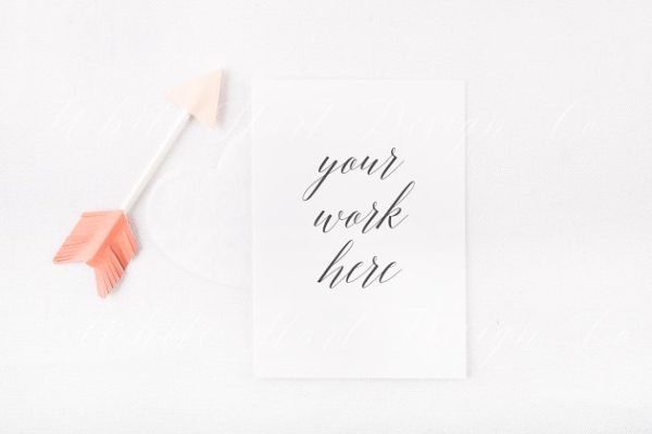 爱心之箭卡片贺卡样机 Styled stock photo – hearts card