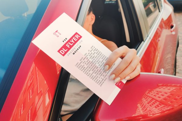 手持DL传单设计效果预览样机模板 DL Flyer In Hand Mockup缩略图 手持DL传单设计效果预览样机模板 DL Flyer In Hand Mockup