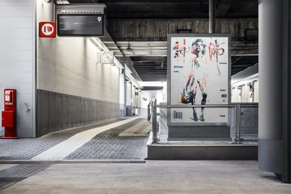 户外灯箱广告牌广告海报样机模板 Advertising Mock-up