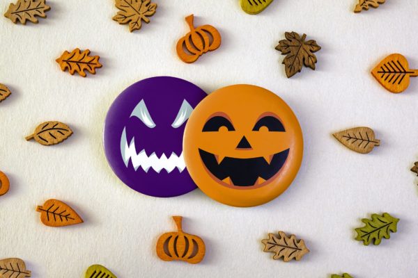 万圣节主题扣针/别针设计样机 Button pins mockup