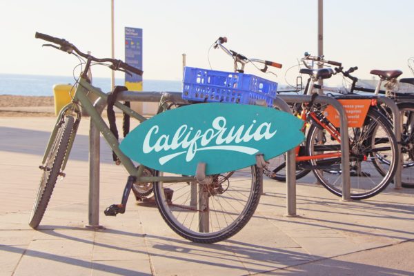 城市冲浪板标志告示牌设计样机设计模板素材 Surf Sign Mockup