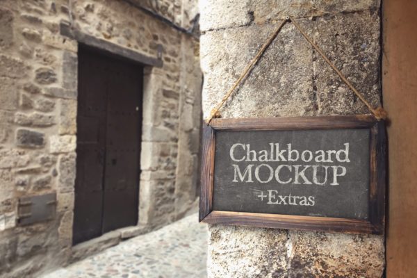 街道告示黑板牌设计效果图样机素材 Chalkboard on the Street