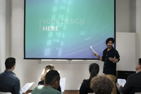 校园教室场景幻灯片投影演示样机模板素材 Student doing a presentation on projector Mockup