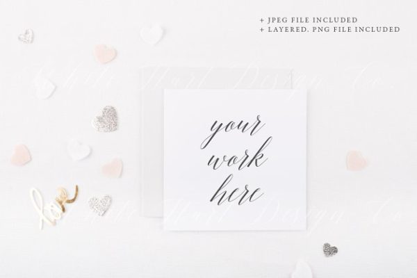 心形背景方形卡片样机模型  Square card mock up –  hearts