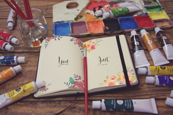 水彩画创作画室场景袖珍笔记本样机模板素材v4 Pocket Notebook Vertical