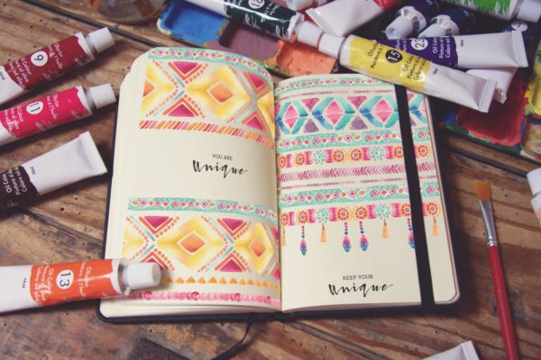 水彩画创作画室场景袖珍笔记本样机模板素材v5 Pocket Notebook Vertical Zoom