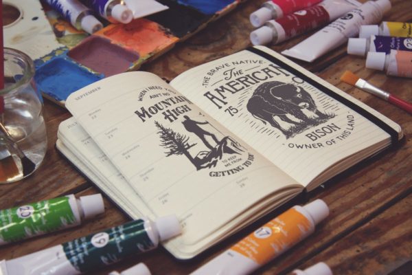 绘画作品展示场景袖珍笔记本样机模板素材v9 Agenda Scene