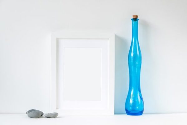 白色相框样机设计模板素材 Coastal frame mockup