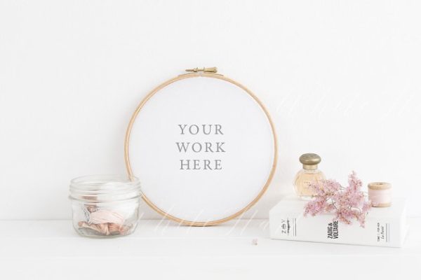 粉红色绣花艺术圆形相册画框样机设计模板素材 Pink floral embroidery hoop mockup