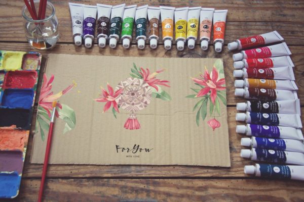 画室场景速写画作展示牛皮纸样机设计模板素材 Paperboard Paint Scene Desk