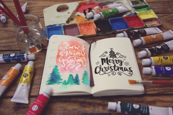 绘画作品展示场景袖珍笔记本样机设计模板素材v8 Agenda Paint Scene