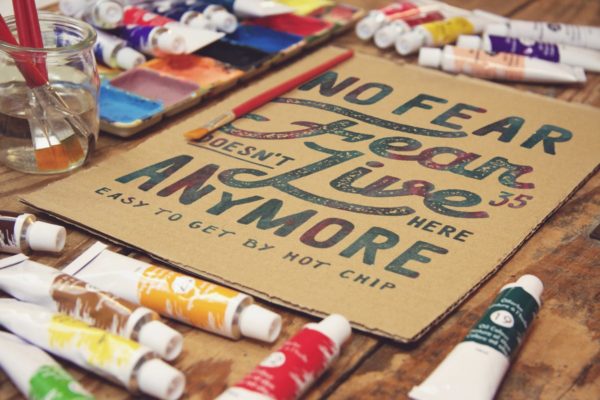 水彩画创作工作室场景牛皮纸样机设计模板素材 Paperboard Zoom