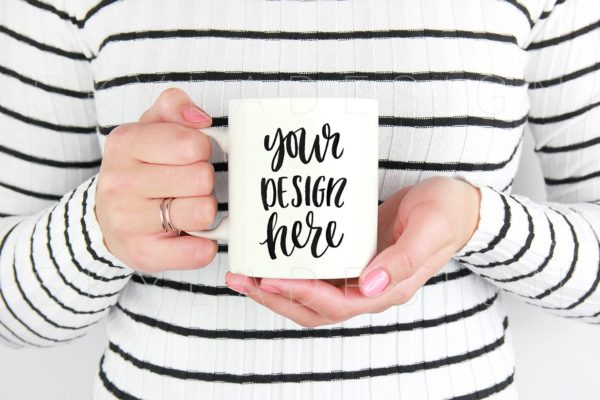 手持白色马克杯样机素材模板 White mug mockup stock photo