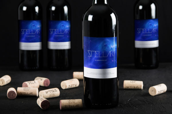 洋酒品牌商标设计效果图样机素材07 Wine Bottle Mockup 07