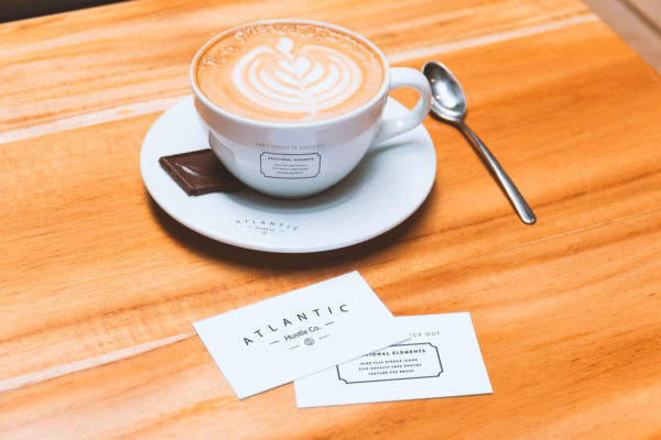 企业VI设计企业名片和咖啡杯样机素材模板 Business Cards and Coffee Cup Mockup