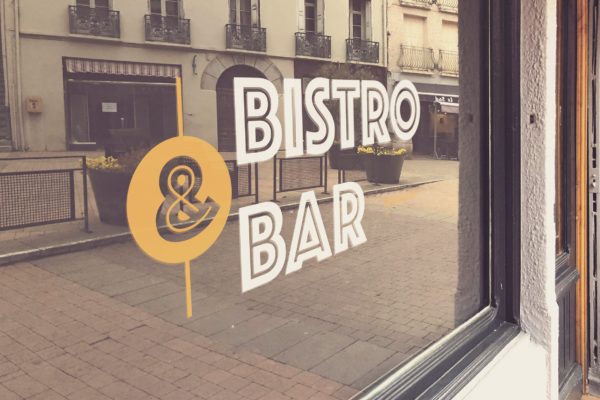 商店橱窗标志设计效果图样机素材模板 Shop Window Logo Mockup