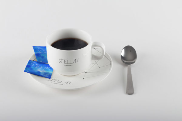 咖啡瓷杯/咖啡糖包咖啡品牌Logo预览样机素材01 Coffee Cup and Sugar Bags Mockup 01